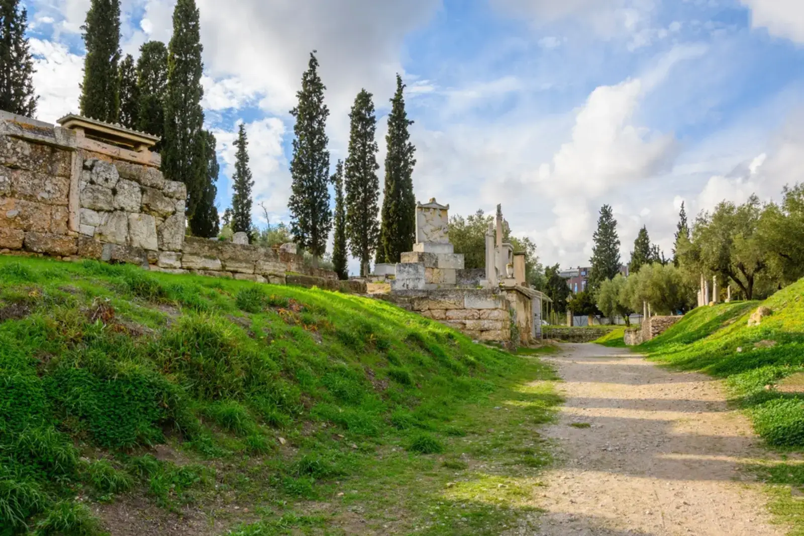 la route d'Athènes à Eleusis, dans les ruines de Kerameikos, le cimetière athénien